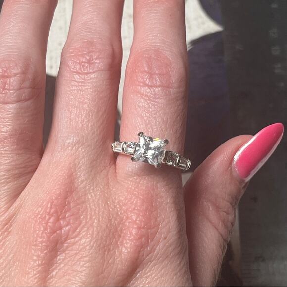 Estate Sparkling Silver Ring with Clear Stones Maker’s Mark Signed D3 - Picture 2 of 7